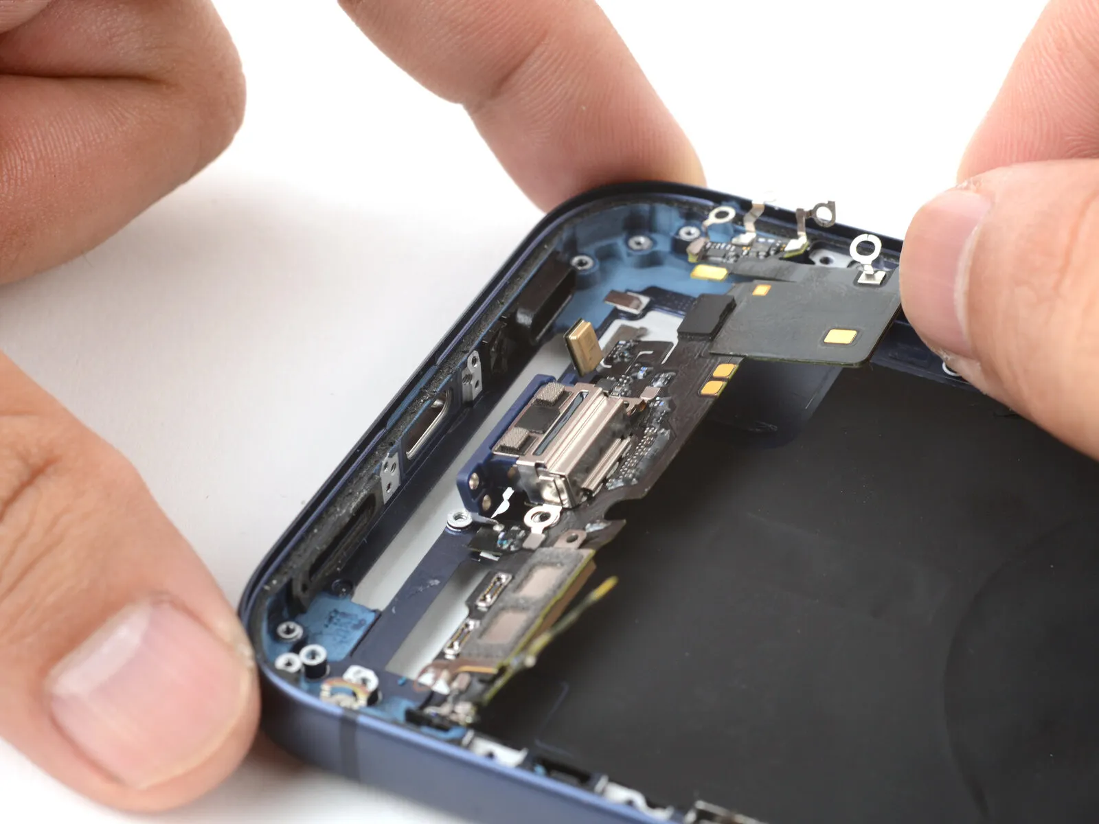 Reparo do conector de carga do iPhone na innPhone Curitiba