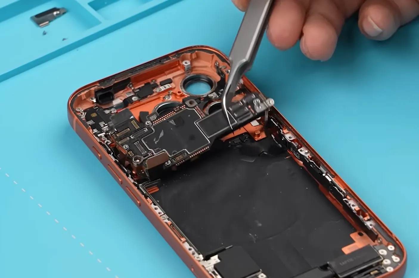 Reparo de placa lógica de iPhone em Curitiba, no laboratório da innPhone Curitiba