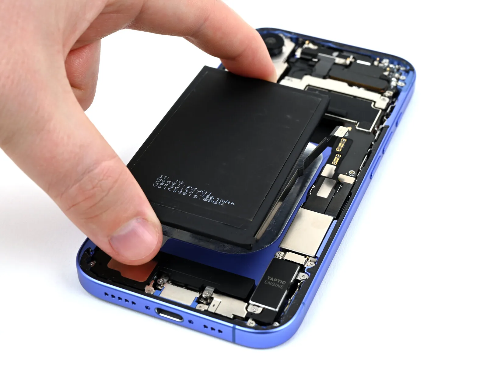 Bateria sendo retirada de um iPhone aberto durante a troca de bateria